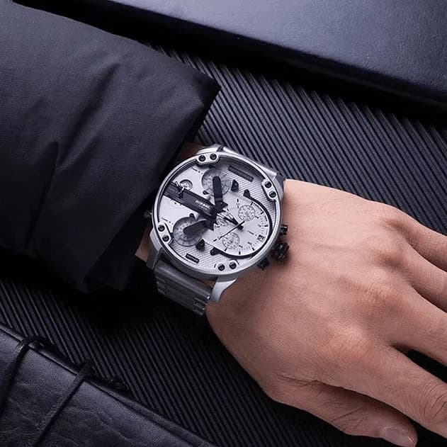 Cadran Diesel DZ7421 avec compteurs chronographe, aiguilles luminescentes et index bâtons, lisibilité extrême