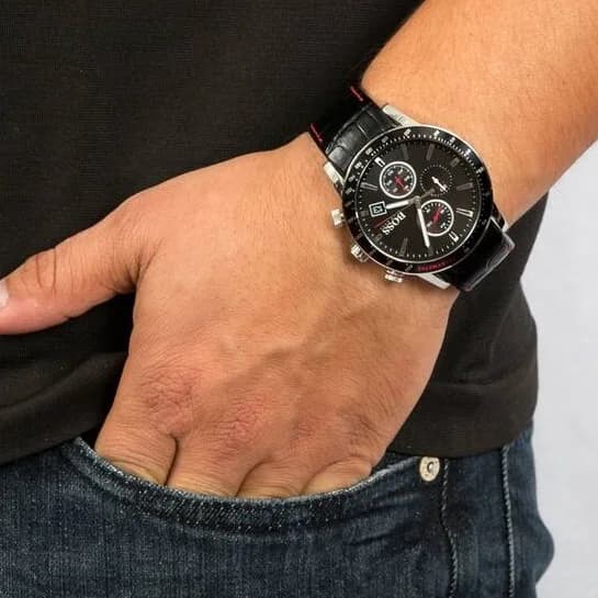 Cadran Hugo Boss 1513445 affichant compteurs chronographe, aiguilles luminescentes et guichet date à 4h30